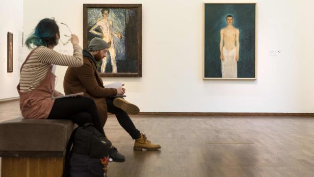 Besucher vor den Selbstporträts des Künstler Richard Gerstl im Leopold Museum.