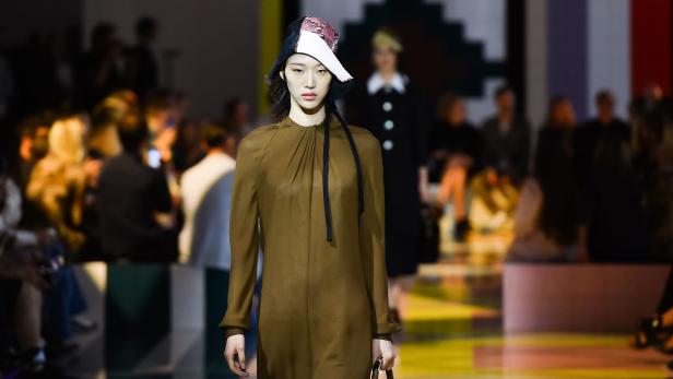 Keine Trends: Prada zeigt Mode, die "für lange Zeit ein Muss bleibt"