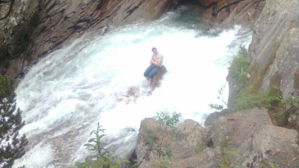 Mann rettete sich vor Wasserfall