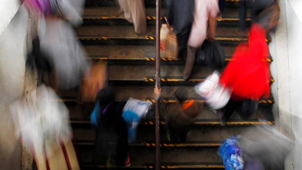 Passengers walks inside a Senen Train Station to catch their train as their way back to their hometowns to celebrate Eid al-Fitr, a Muslim holiday to mark the end of Ramadan in Jakarta, Indonesia, June 30, 2016. REUTERS/Iqro RinaldiFOR EDITORIAL USE ONLY. NO RESALES. NO ARCHIVES