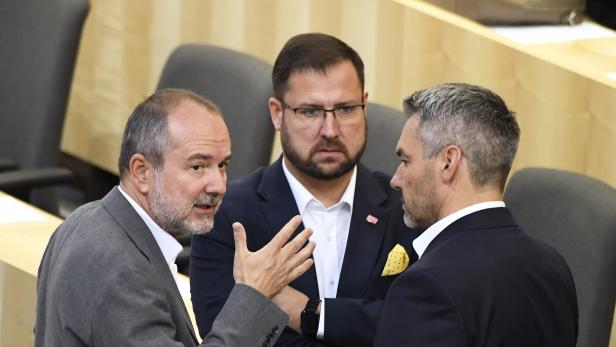 Thomas Drozda (SPÖ), Christian Hafenecker (FPÖ) und Karl Nehammer (ÖVP) am Donnerstag im Parlament.