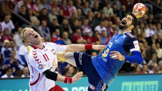 Nikola Karabatic (re.) führte die Franzosen mit acht Treffern zum knappen Sieg über Polen.