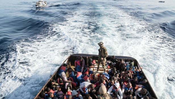 Libysche Küstenwache mit geretteten Flüchtlingen (Archivbild).