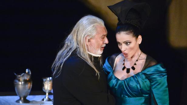 Eine Szene mit zwei Darstellern in Kostümen, möglicherweise aus einer Opernaufführung.