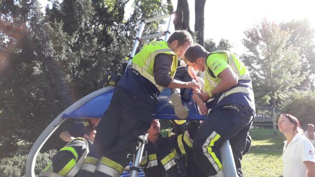 Villach: Bub von Feuerwehr aus Sitzbank befreit