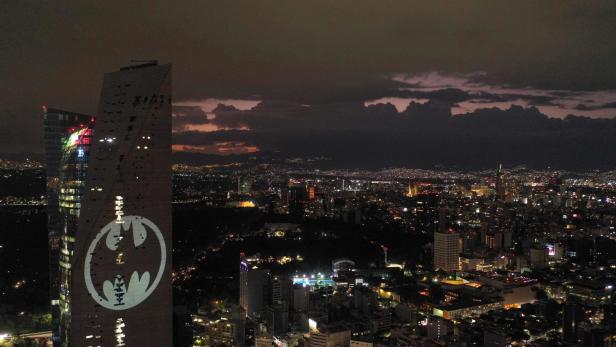 Batman feiert 80er: Logo weltweit auf Gebäude projiziert