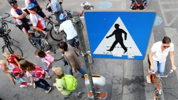 Döbling: Mehrere Unfälle mit teils schwer verletzten Fußgängern