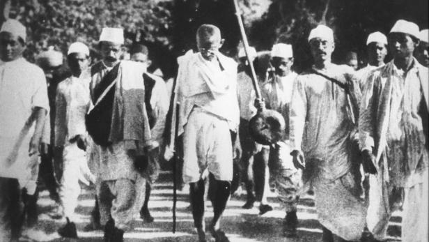 Gandhi mit seinen Anhängern auf dem Salzmarsch