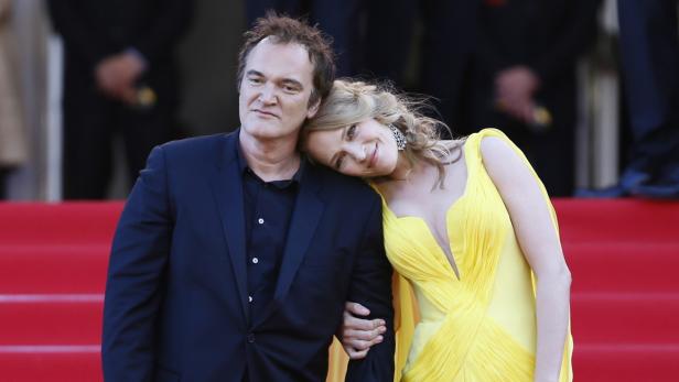 Quentin Tarantino und Uma Thurman posieren auf dem roten Teppich.