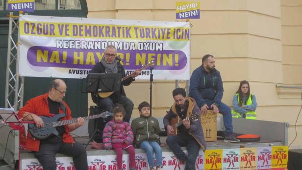 Kundgebung gegen Erdoğans Verfassungsentwurf auf dem Platz der Menschenrechte