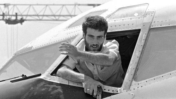 Einer der zwei Flugzeugentführer des TWA-Flugzeugs im Juni 1985.