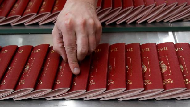 Russian passports are pictured during production at Goznak printing factory in Moscow Russische Pässe in einer Fabrik in Moskau.