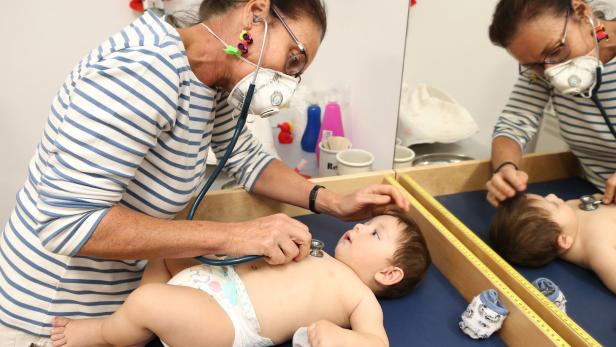 Kinderärztin Nicole Grois von der Kinderordination Wien-Alsergrund untersucht den sieben Monate alten Igor.