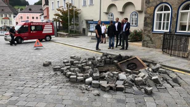 Dramatische Situation in der Waidhofener Altstadt: Vor dem Rathaus kam es zur Explosion