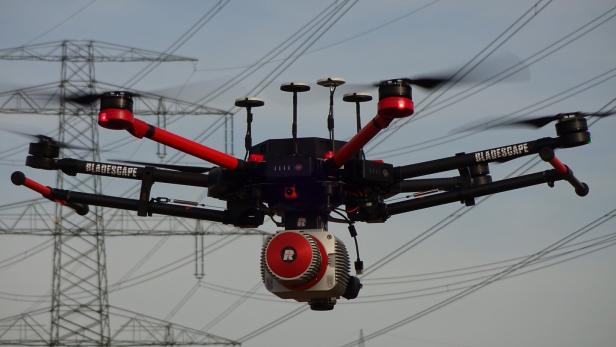 Mehr Sicherheit: Drohnen sollen Straße und Schiene überwachen