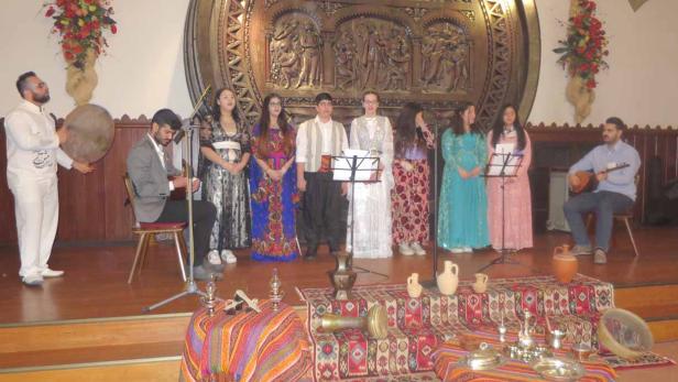 Die Jugend-Gesangs- und Tanzgruppe &quot;Kama Sara&quot; eröffnete dias Fest mit einem Newroz-Lied