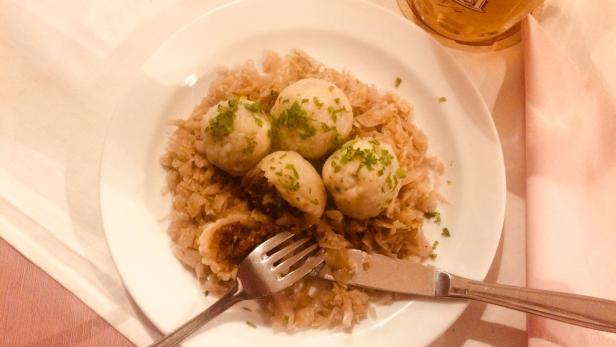 Gemischte Knödel mit &quot;Kozel&quot;-Bier im Lokal &quot;Zu den drei Buchteln&quot;