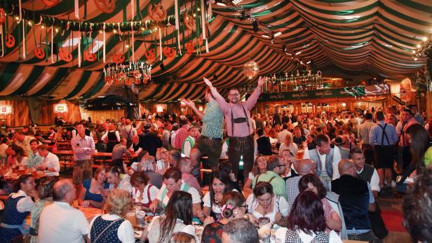 Das Gösser-Zelt ist das größe auf der Wiener Wiesn. Es fasst bis zu 3.500 Feiernde.