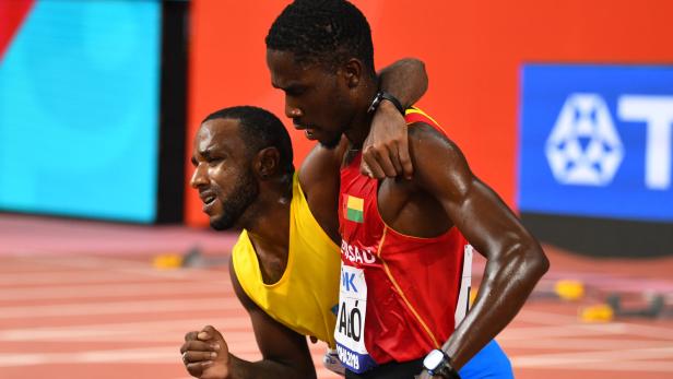 Berührende Szenen in Doha: Läufer trägt Rivalen über die Ziellinie