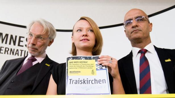 Amnesty International-Generalsekretär Heinz Patzelt mit seinem Team Daniela Pichler und Siroos Mirzaei präsentieren den Bericht über das Erstaufnahmezentrum in Traiskirchen.