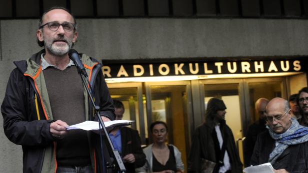 Ein Mann spricht am Rednerpult vor dem Radiokulturhaus.