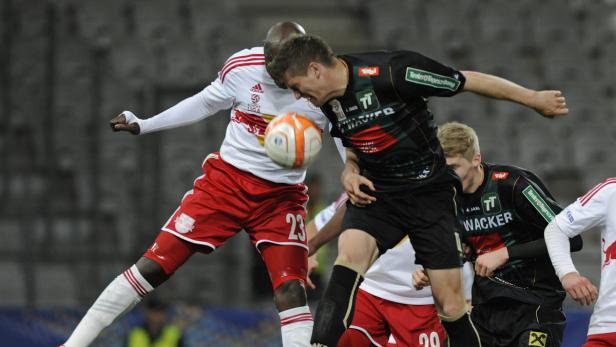 APA12340708 - 16042013 - INNSBRUCK - ÖSTERREICH: Begegnung zwischen FC Wacker Innsbruck und Red Bull Salzburg beim Samsung Cup Viertelfinale am Dienstag, 16. April 2013, in Innsbruck. Im Bild Ibrahim Sekagya (Salzburg) und Julius Perstaller (re, Innsbruck) APA-FOTO: Robert Parigger