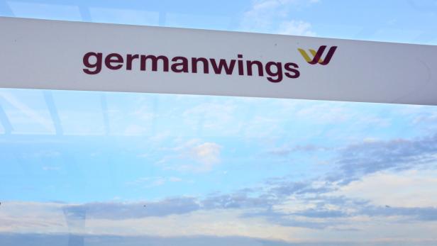 Das Logo von Germanwings vor einem Himmel mit Wolken.