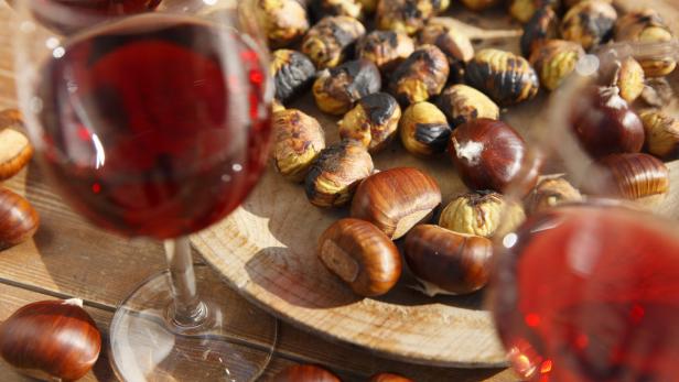 So geht Törggelen: Die Südtiroler Jause mit Maroni und Wein