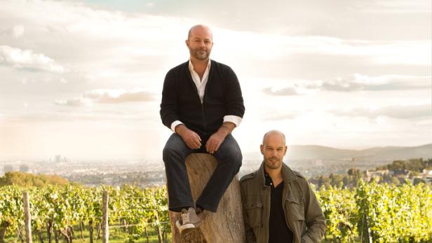 Die Weinhändler Clemens Riedl (Foto oben l.) und Markus Inzinger (Foto oben r.) sammeln bei Weinreisen reife Weine für ihren Wiener Weinkeller
