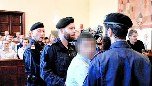 Yazan A. streng bewacht von Justizbeamten