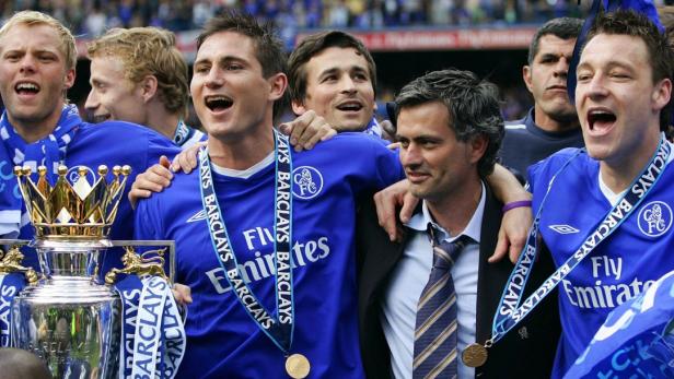 Chelsea manager Jose Mourinho Ä2nd RÜ lifts the English Premier League soccer trophy with Eidur Gudjohnson ÄLÜ, Frank Lampard Ä2LÜ and John Terry ÄRÜ after their match against Charlton Athletic at Stamford Bridge in London, May 7, 2005. The match ended 1-0 to Chelsea. Chelsea clinched the Premier League title after winning 2-0 against Bolton Wanderers on April 30, their first top-flight championship title for 50 years. NO ONLINE/INTERNET USE WITHOUT A LICENCE FROM THE FOOTBALL DATA CO LTD. FOR LICENCE ENQUIRIES PLEASE TELEPHONE +44 207 298 1656. REUTERS/Eddie Keogh