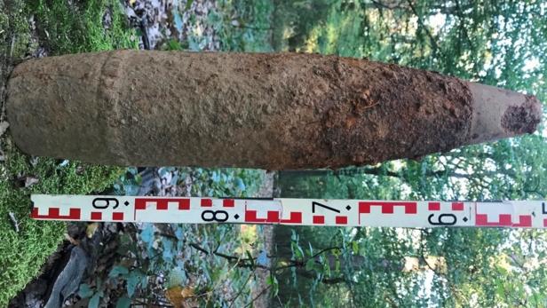 Die im Schandorfer Wald gefundene Sprenggranate ist rund 45 Zentimeter groß