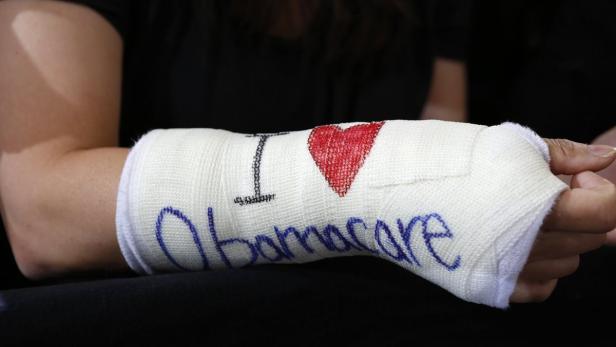 Ein Armgips mit der Aufschrift „I <3 Obamacare“.