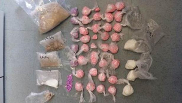 Die Polizei stellte zahlreiche Drogen sicher