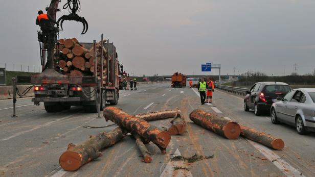 VU Lkw, Totalsperre, A2, Bad Vöslau; honorarfrei