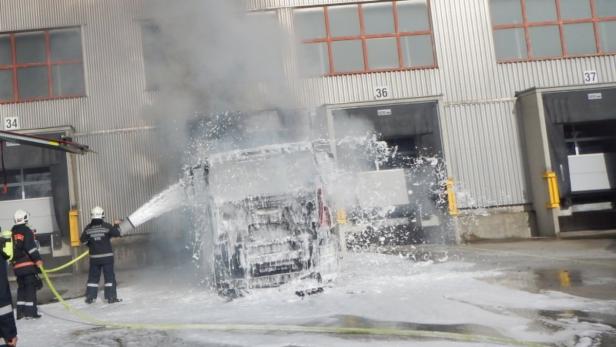 Brand Liesing, Wiener Berufsfeuerwehr… Der Lkw konnte mittels Schaum gelöscht werden