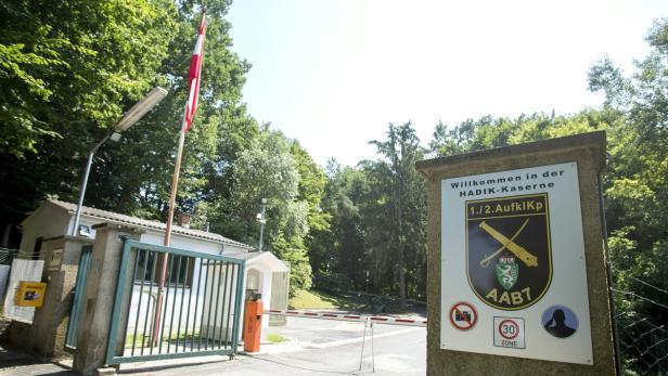 Das Eingangstor zur Hadik-Kaserne mit einem Schild der 1./2. AufklKp AABT7.