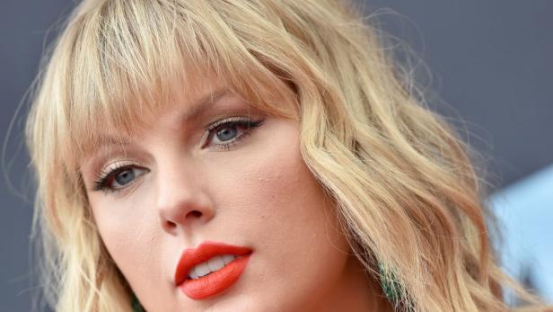 Taylor Swift verzweifelt nach Augen-OP an Banane