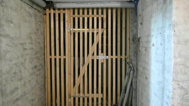 Leiche in Plastiksäcken in Kühltruhe in diesem Kellerabteil gefunden