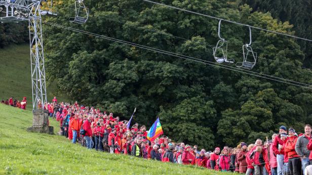 Teilnehmer einer Demo gegen ein Bergbahnprojetk und &quot;Overtourism&quot; im Rettenberg-Kranzegg.