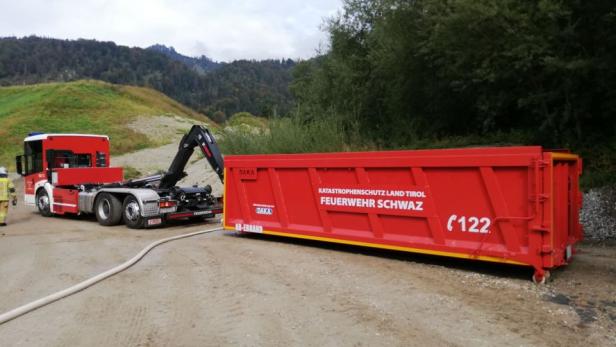 Brennender Tesla musste in Tirol in Spezialcontainer