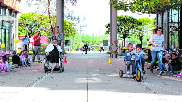 Viel Spaß hatten die Kinder des Kindergartens Rennbahnweg 52 und die Senioren der angrenzenden Casa Kagran bei der Rollstuhl-Bobby-Car-Ralley.