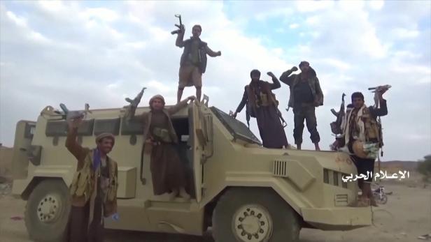 Huthi-Kämpfer haben ein saudisches Militärfahrzeug gekapert.