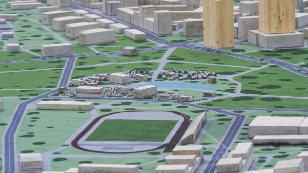 Ein Architekturmodell einer Stadt mit Park, Stadion und Gebäuden.