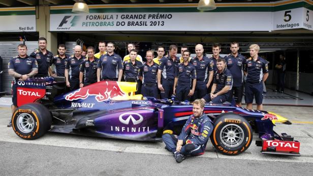 Das Red Bull Racing Team posiert mit Sebastian Vettel und dem Formel-1-Wagen beim Großen Preis von Brasilien 2013.