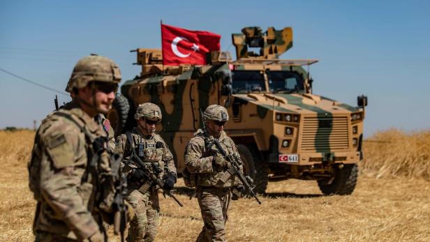 September 2019: US-Truppen, die an einem türkischen Militärfahrzeug vorbeigehen