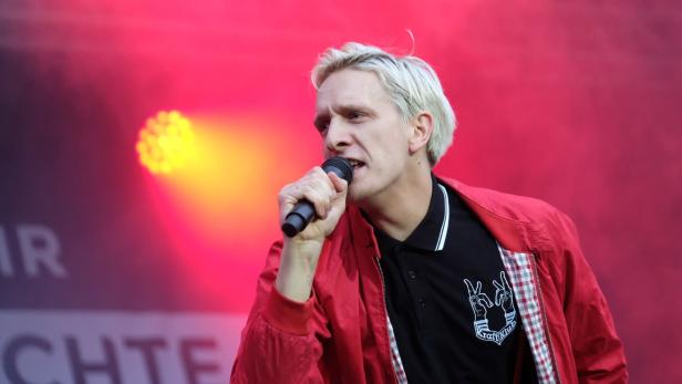 Kraftklub-Sänger Felix Kummer bekam von Neonazis "aufs Maul"