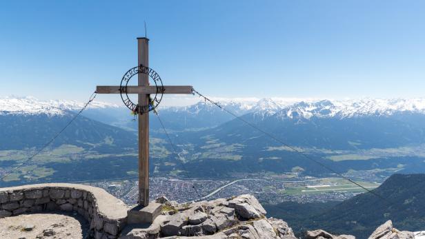 Das Gipfelkreuz am Hafelekar auf 2334 Metern Seehöhe.