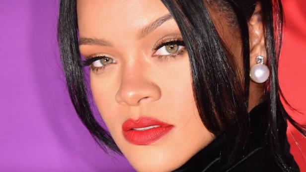 7-Kilo-Bildband: Rihanna bringt Biografie auf den Markt