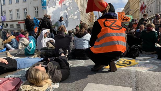 Neue Blockaden angekündigt: Klima-Protestbewegung legt Straßen lahm